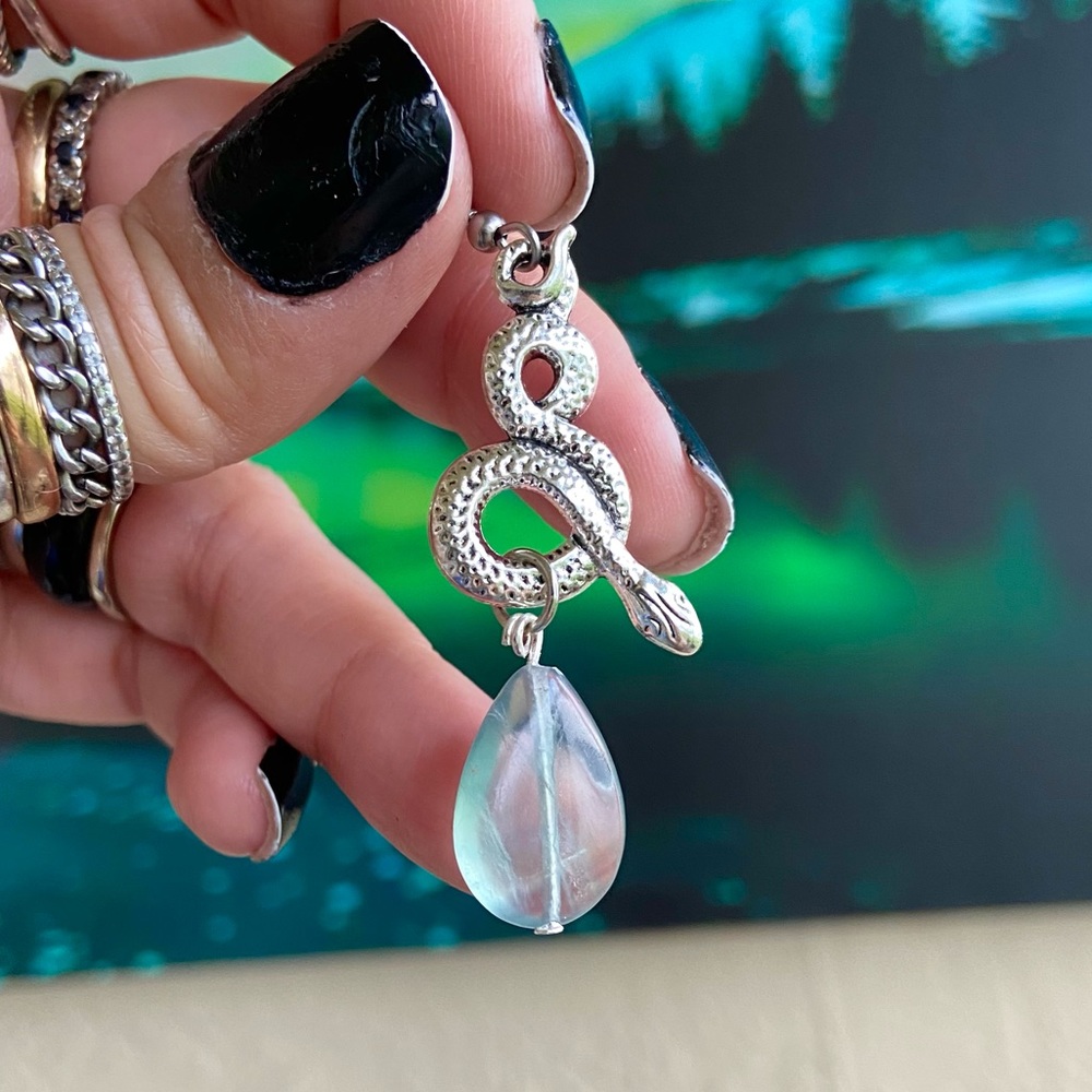 🔴 Light green fluorite drop snake design earrings_10